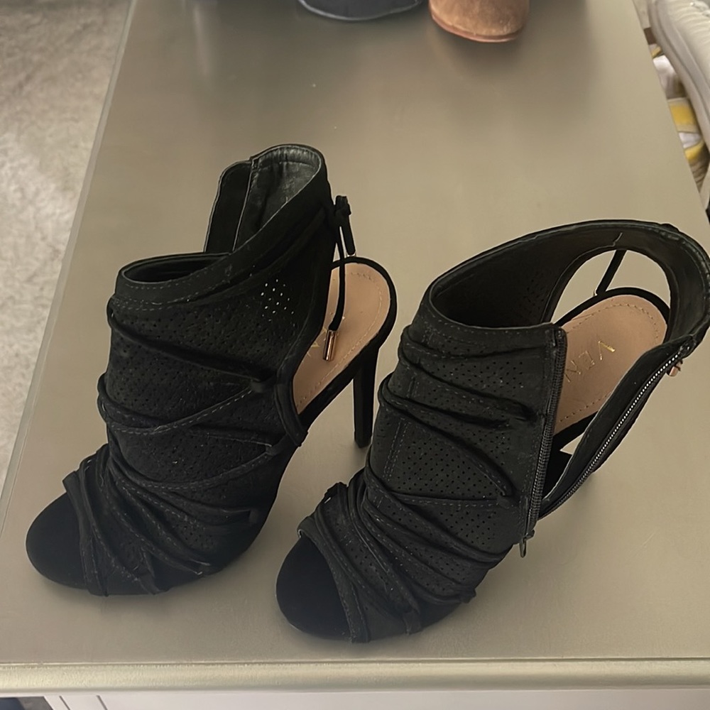 Sexy heels
T9 - Picture 4 of 5